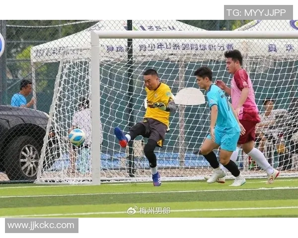 2022年足球盛事回顾与精彩瞬间分析及未来发展展望