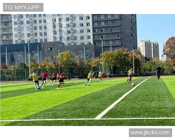 实验小学足球队活力四射的训练瞬间展现团队精神与青春风采 实验小学足球队活力四射的训练瞬间展现团队精神与青春风采