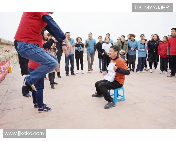 矮人也能踢足球展现不一样的激情与梦想