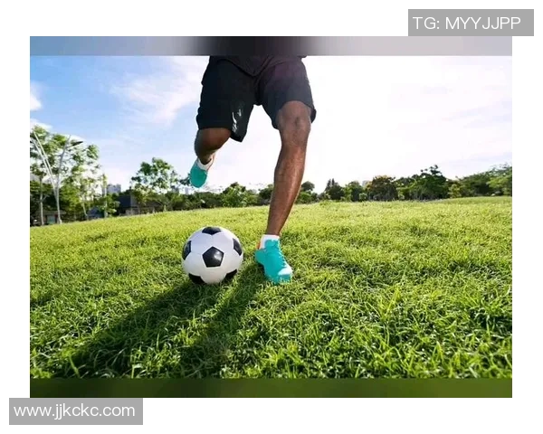 足球蓝绿黄的魅力交织与文化碰撞探讨球场上的激情与梦想 足球蓝绿黄的魅力交织与文化碰撞探讨球场上的激情与梦想