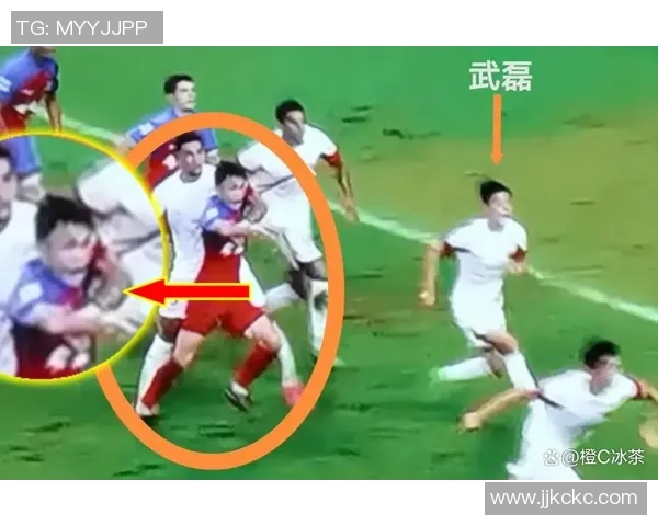 足球摔奖杯事件引发热议球迷与专家对运动员行为展开激烈讨论 足球摔奖杯事件引发热议球迷与专家对运动员行为展开激烈讨论